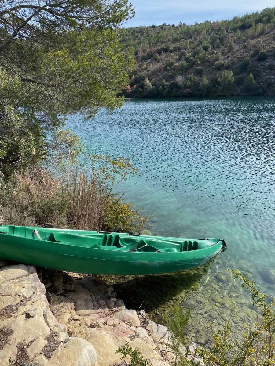 Accès direct au lac d'Esperron avec une berge privée et un ponton