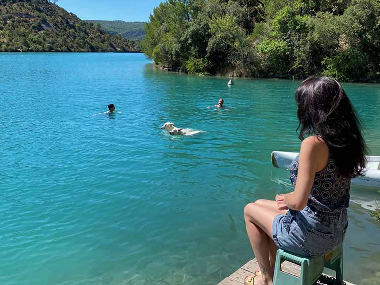 Une baignade dans le lac d'Esparron depuis les berges privatives de nos gîtes