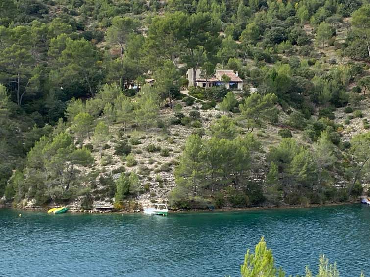 Deux locations de vacances au pied du Lac d'Esparron au Roucas du Lourmant