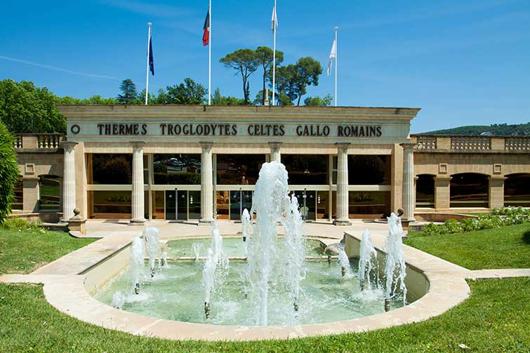 Nos gîtes sont situés à 10 minutes des Thermes de Gréoux les Bains pour vos cures et séjours bienfaiteurs au spa thermal